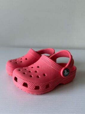 Crocs Classic Clogs Kids C6 – Bright Coral-Excellent Condition